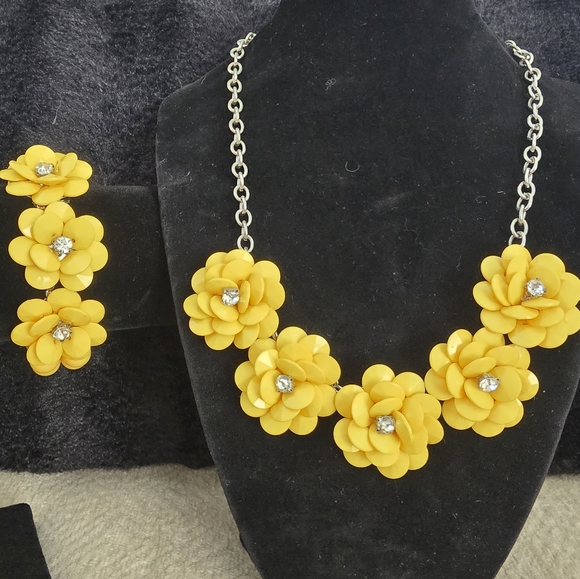 Vintage‎ Yellow Daisy Necklace and Matching Bracelet Statement Jewelry - Picture 1 of 4